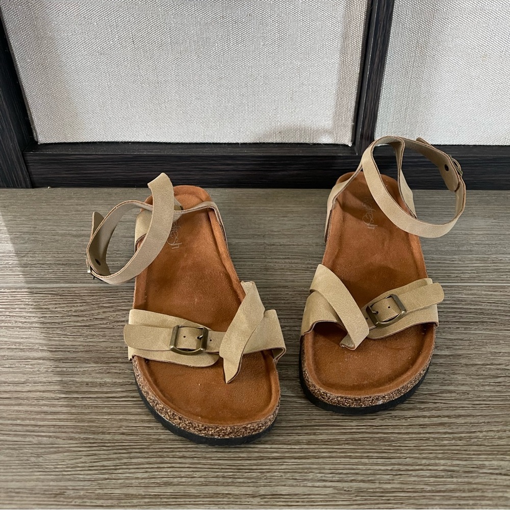 Perfect kinda Birkenstock sandals( Refresh Brand)